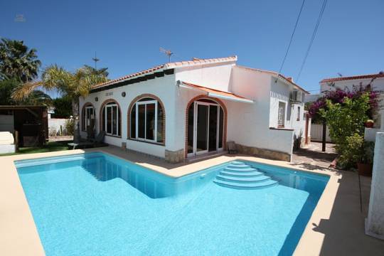 ***Modern renovierte 2 SZ Villa mit Pool, BBQ, Garage, diversen Terrassen, unweit vom Meer***