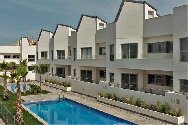 ***Moderne 3-Zimmer-Erdgeschoss-Wohnungen mit Gemeinschaftspool nur 300 m vom Meer***