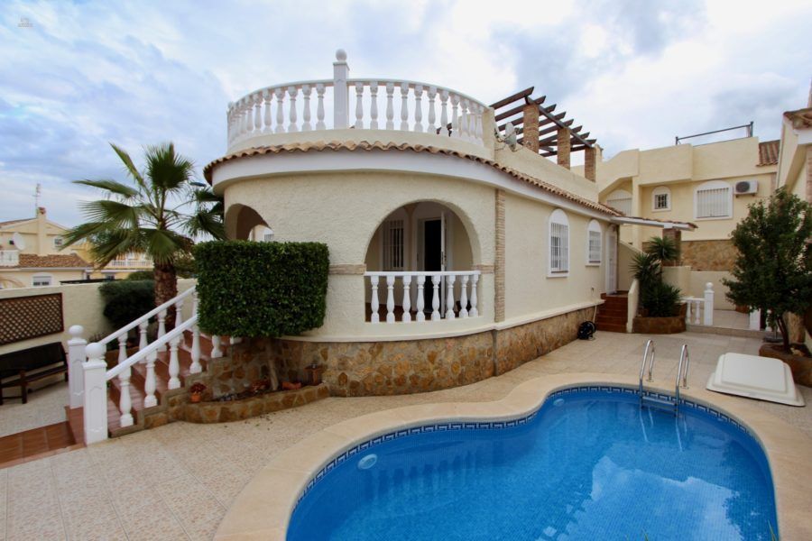 ***Zentral gelegene Villa mit privatem Pool und Aussicht***
