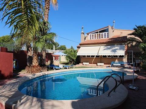 ***Sehr gepflegte Villa mit einem traumhaften Garten***