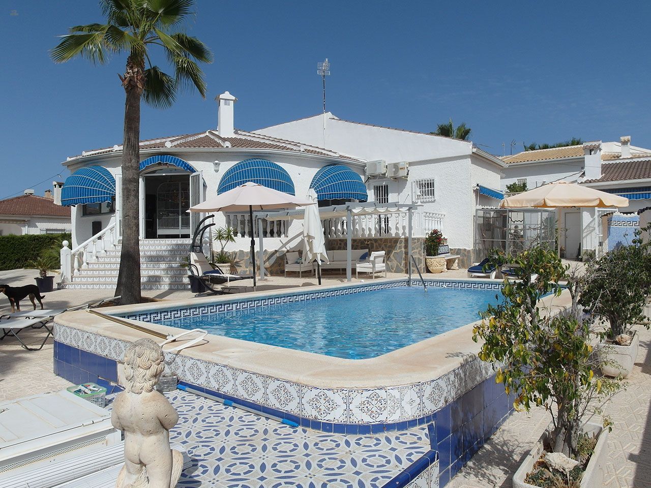 ***Großzügige und elegante Villa mit Privatpool***