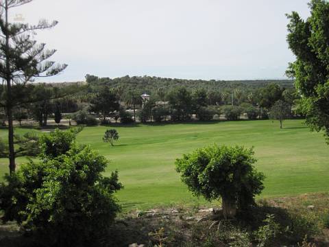 ***Sehr schöne 3-Zimmer-Erdgeschoss-Wohnung mit Gemeinschaftspool und Blick auf den Golfplatz***