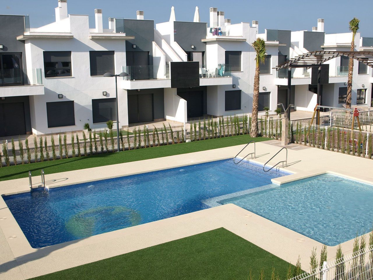 ***Sehr schöne 3-Zimmer-Erdgeschoss-Wohnungen mit Gemeinschaftspool ca. 2 km vom Strand***