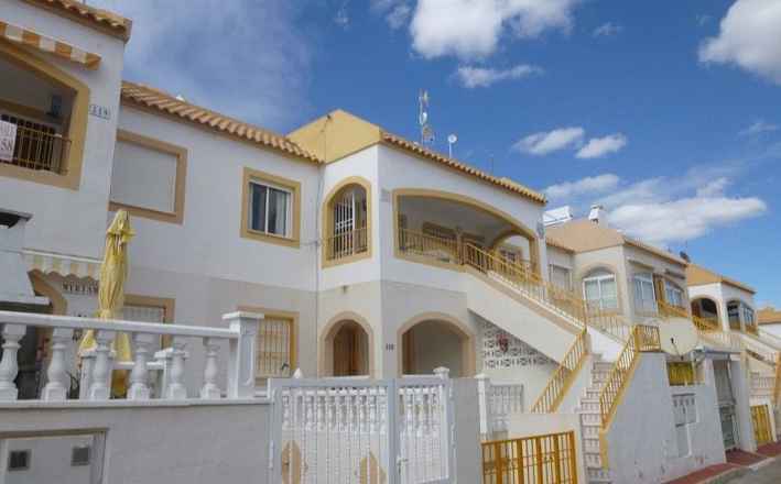 ***Obere Wohnung mit 2 Schlafzimmern und privater Dachterrasse in Torrevieja***