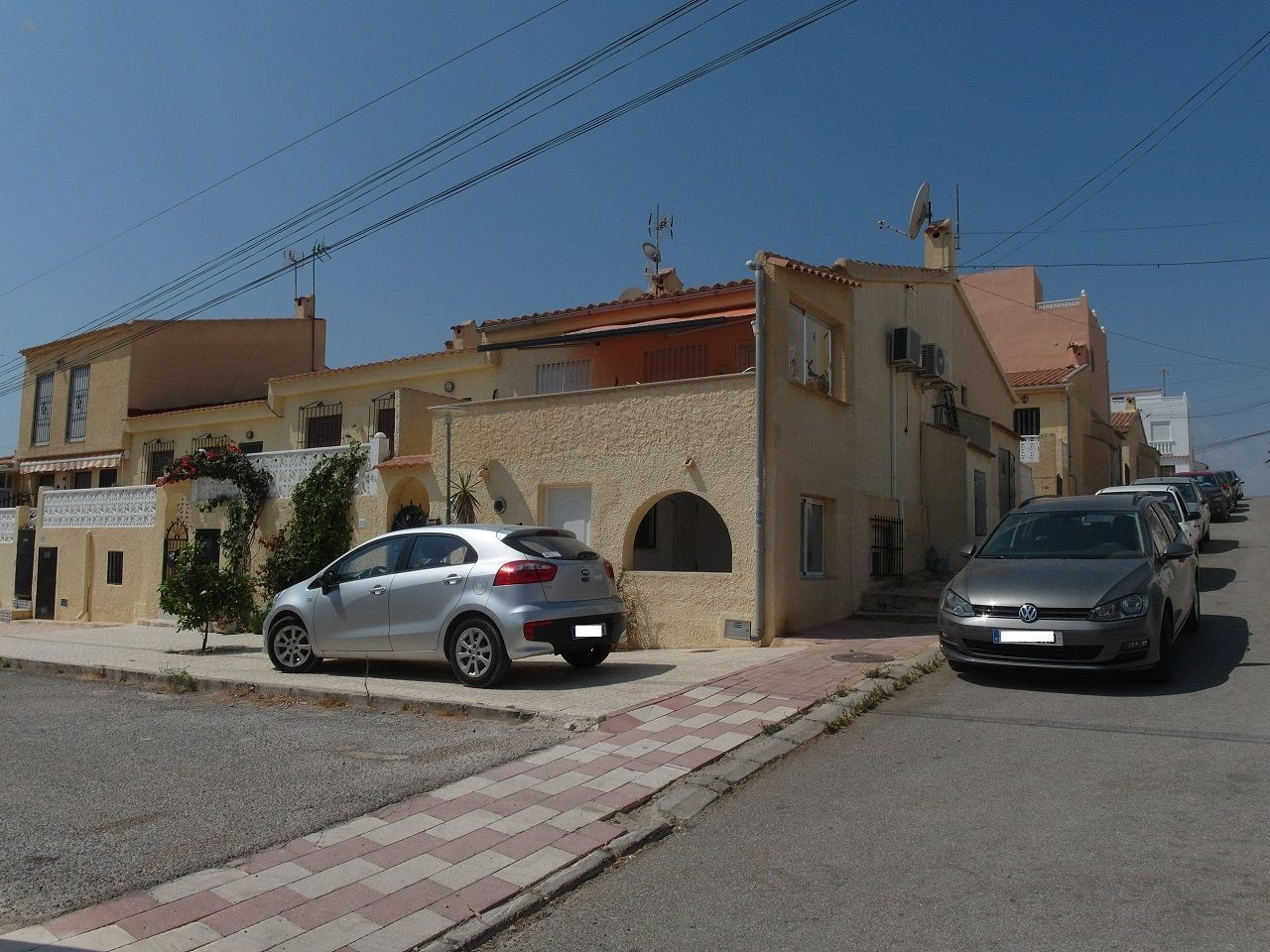 ***Hübsches Reiheneckhaus mit ausgebautem Keller, 2 Schlafzimmer, 2 Bäder, strandnah***