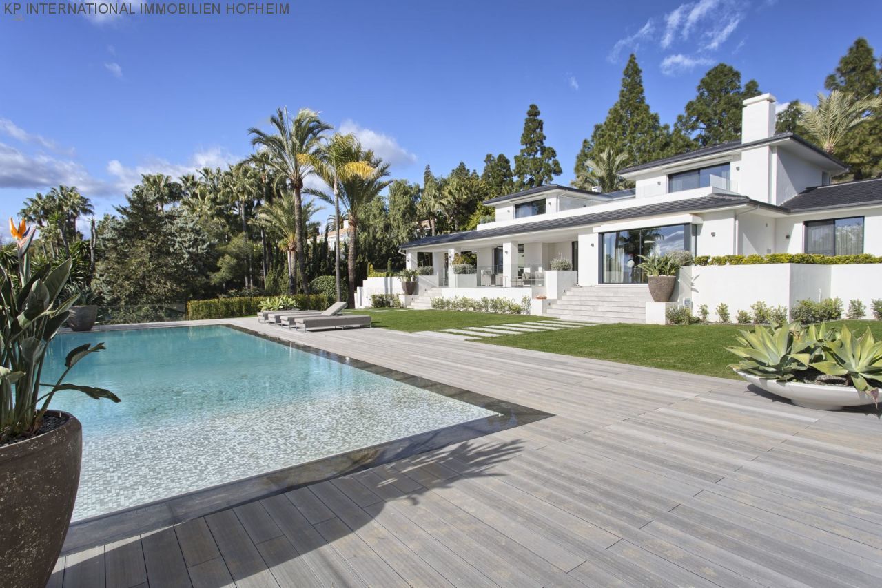 ***MODERNE VILLA MIT MEERBLICK ZUM VERKAUF IN HACIENDA LAS CHAPAS IN MARBELLA***