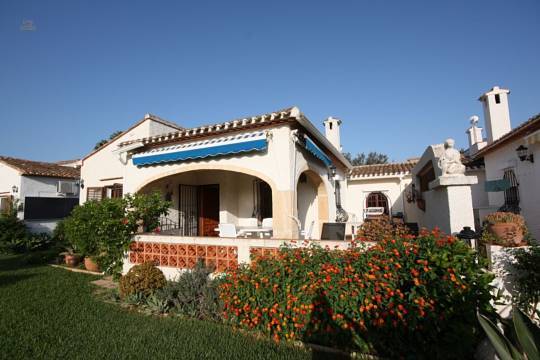 ***Kleine Villa in einer sehr gepflegten Urbanisation mit Gemeinschaftspool***