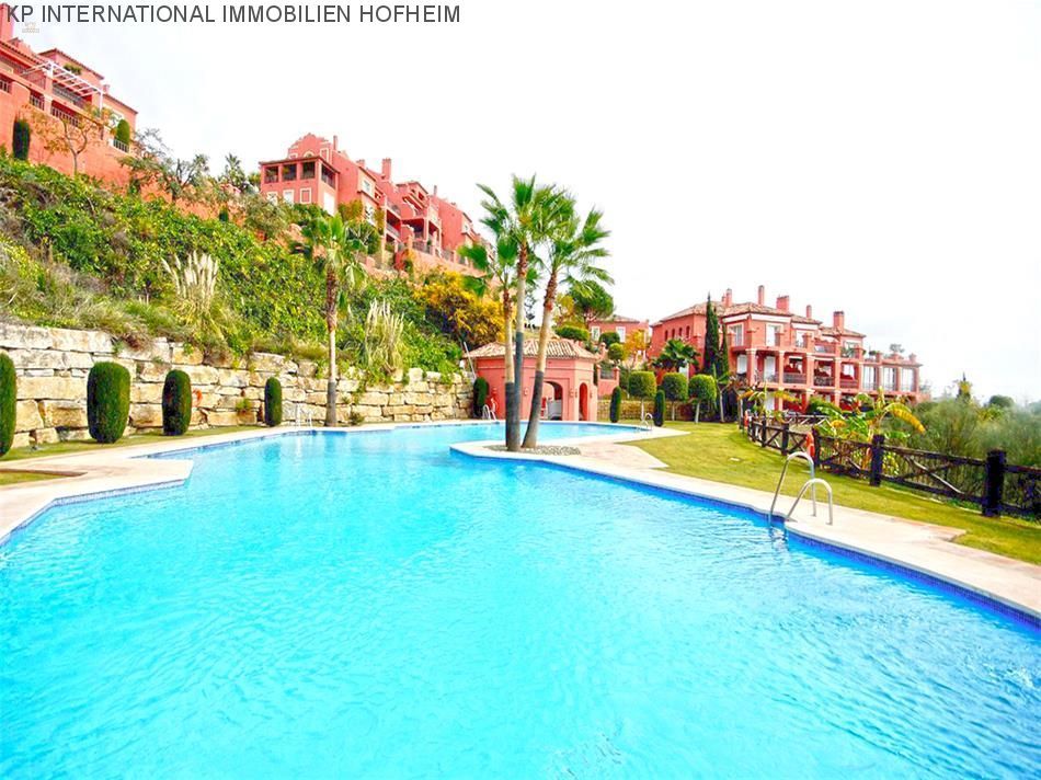 ***AUSGEZEICHNETE ERDGESCHOSS-WOHNUNGEN IN TORRE HALCONES IN BENAHAVIS***