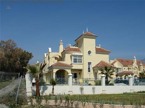 ***EXKLUSIVE DOPPELHAUSHÄLFTE IN LOREA PLAYA IN PUERTO BANUS***