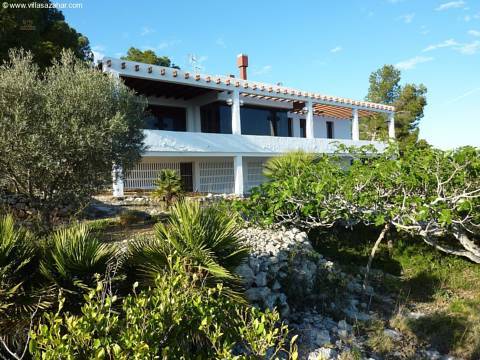 ***El Pinar: Villa mit Tennisplatz und beeindruckendem Meerblick***