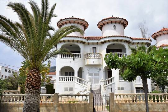 ***Außergewöhnliche Villa mit direktem Meerzugang***