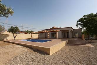 Thumbnail von ***Großzügige und komplett renovierte, charmante und ebenerdige Villa***