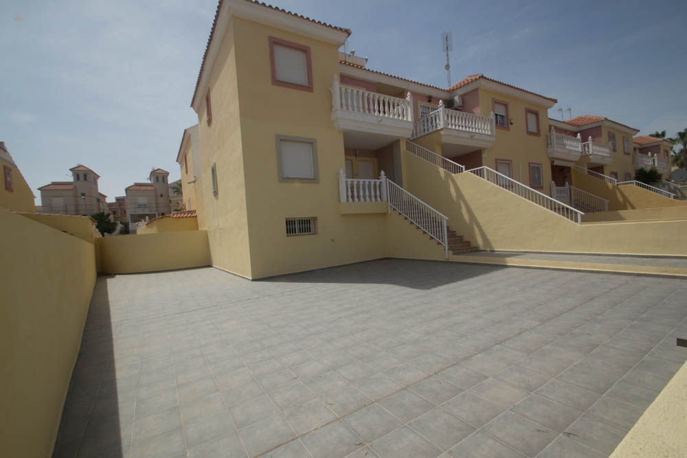 ***Eckwohnung im Erdgeschoss mit zwei Schlafzimmern und großer Terrasse***