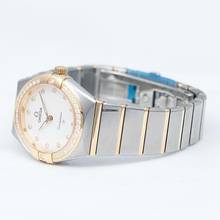 Thumbnail von Omega Constellation Quartz 131.25.28.60.52.002 - Constellation Manhattan Quartz 28 mm Quartz Silver Dial Yellow Diamo </h1>