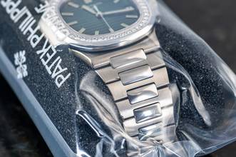 Thumbnail von Patek Philippe Nautilus rare Jumbo Nautilus | 5713/1G | Whitegold | Diamond Bezel | sealed
