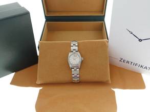 Thumbnail von Rolex Oyster Perpetual 26 Lady Oyster Perpetual mit Saphirglas 25 mm silber farbendes Blatt mit Oysterband v 1995 </h1>