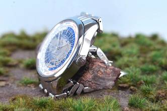 Thumbnail von Jaeger-LeCoultre Geophysic Universal Time UNGETRAGEN B&P Q8108420 503.8.T2.S </h1>