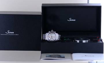 Thumbnail von Sinn 303 M-kmh Day-Date Chronograph Silver Dial Modellbahn Full-Set rar </h1>