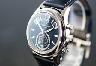 Thumbnail von Patek Philippe Annual Calendar Chronograph 5960G | Full Set 2022 | blue dial | White gold </h1>