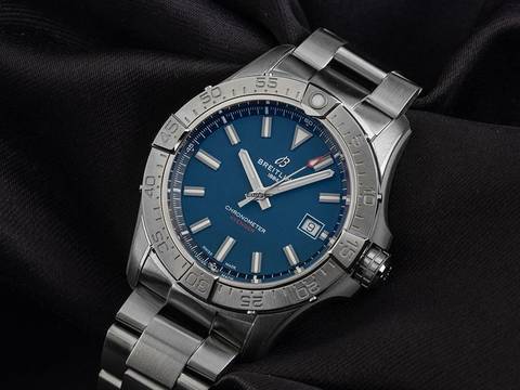  Breitling Avenger Ref.A17328101C1A1 2025 Full Set Ungetragen 