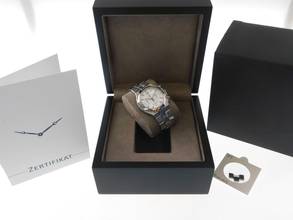 Thumbnail von Vacheron Constantin Overseas Chronograph Automatik Stahl im Top Zustand mit silbernen Blatt