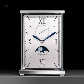 Lunaris – Tischuhr mit Mondphase - Verchromt - handbemalte Mondscheibe