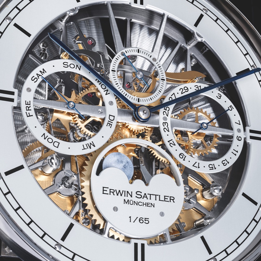 Aperia III – Limitierte Wanduhr - Skelettiertes Werk - Kalender & Mondphase