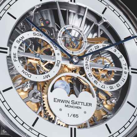 Aperia III – Limitierte Wanduhr - Skelettiertes Werk - Kalender & Mondphase