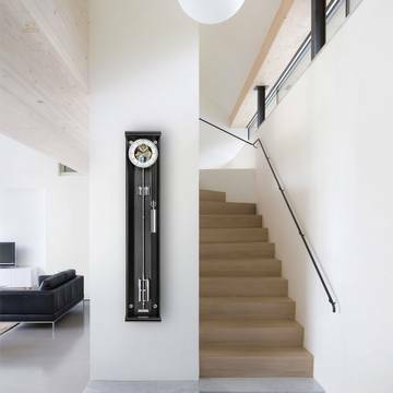 Opus Secunda M 130 – Flache Präzisionspendeluhr - Mondphase - Sichtbare Hemmung