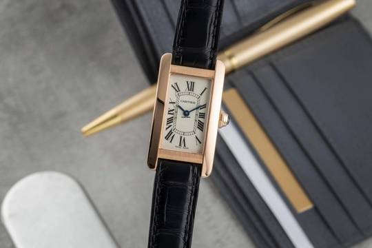  Cartier Tank Américaine 18k Rotgold Quarz Damenuhr Ref. W2607456 B&P 