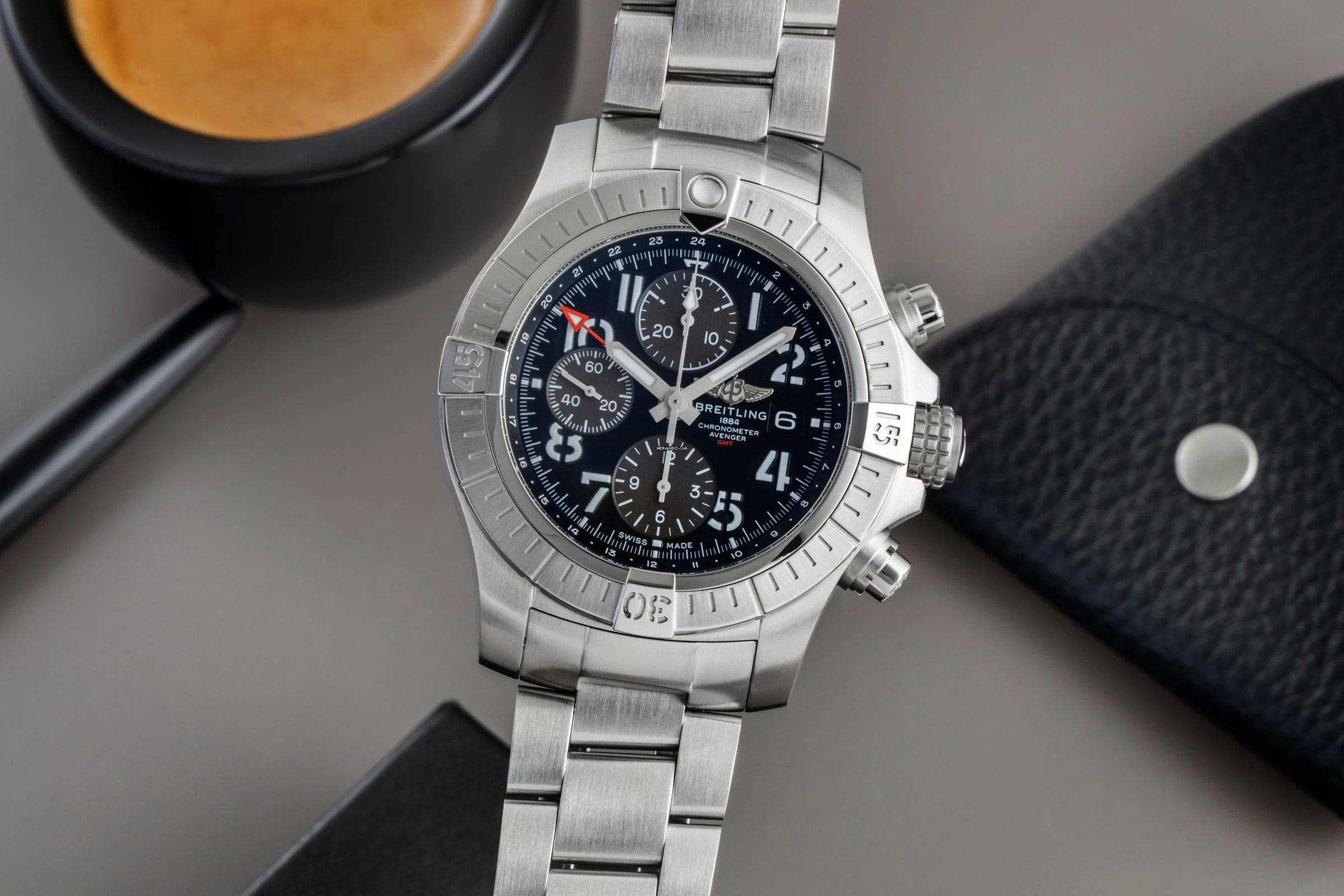 Breitling Avenger Chronograph GMT 46 Herrenuhr Ref. A24315101B1X1 Box & Papiere