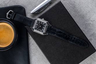 Thumbnail von Cartier Santos Dumont Black Lacquer Handaufzug Herrenuhr Ref. WSSA0046 B&P 2024