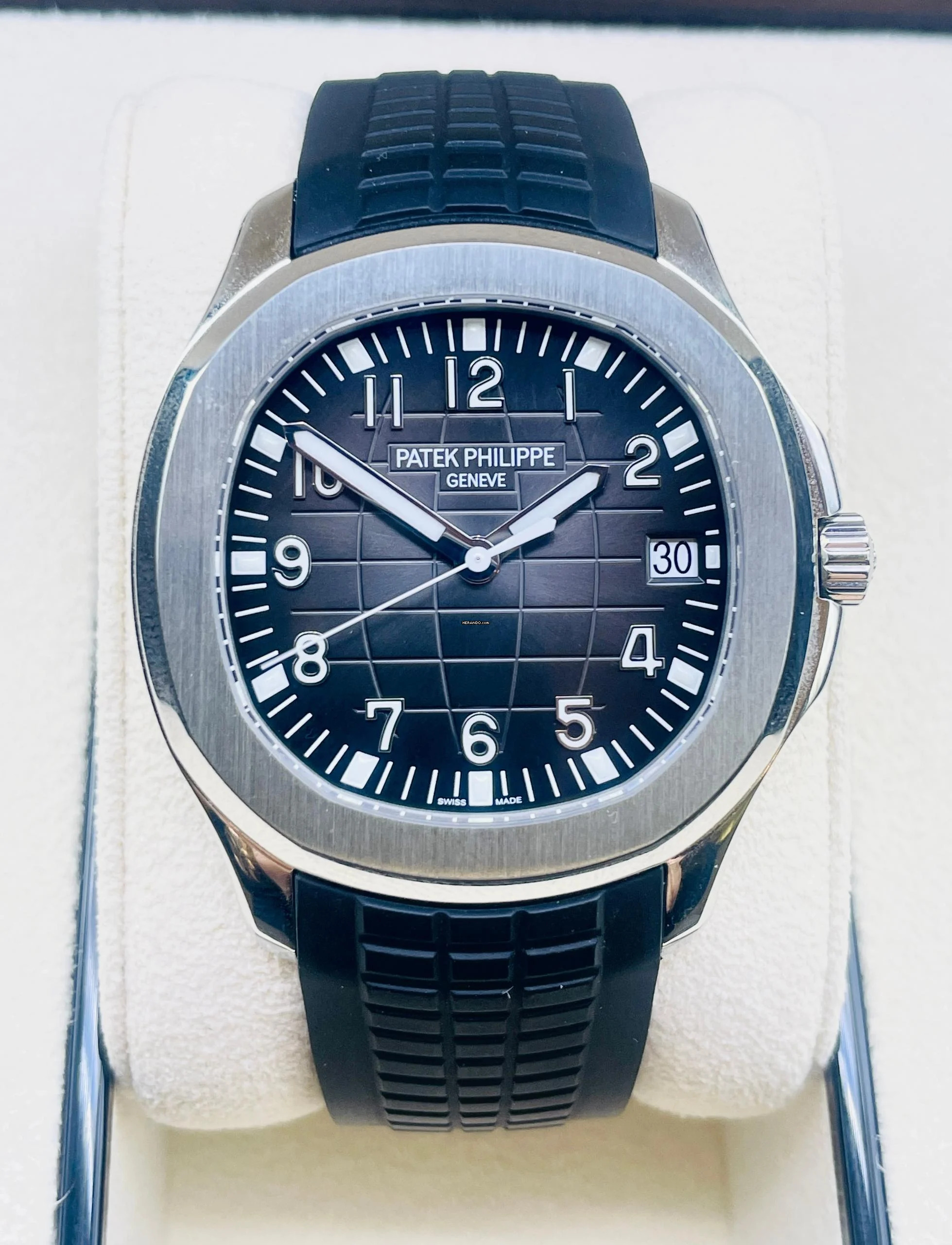 Patek Philippe Aquanaut (with first buying receipt) NEW,UNWORN + BOX&PAPERS + NEW Clasp and Movement