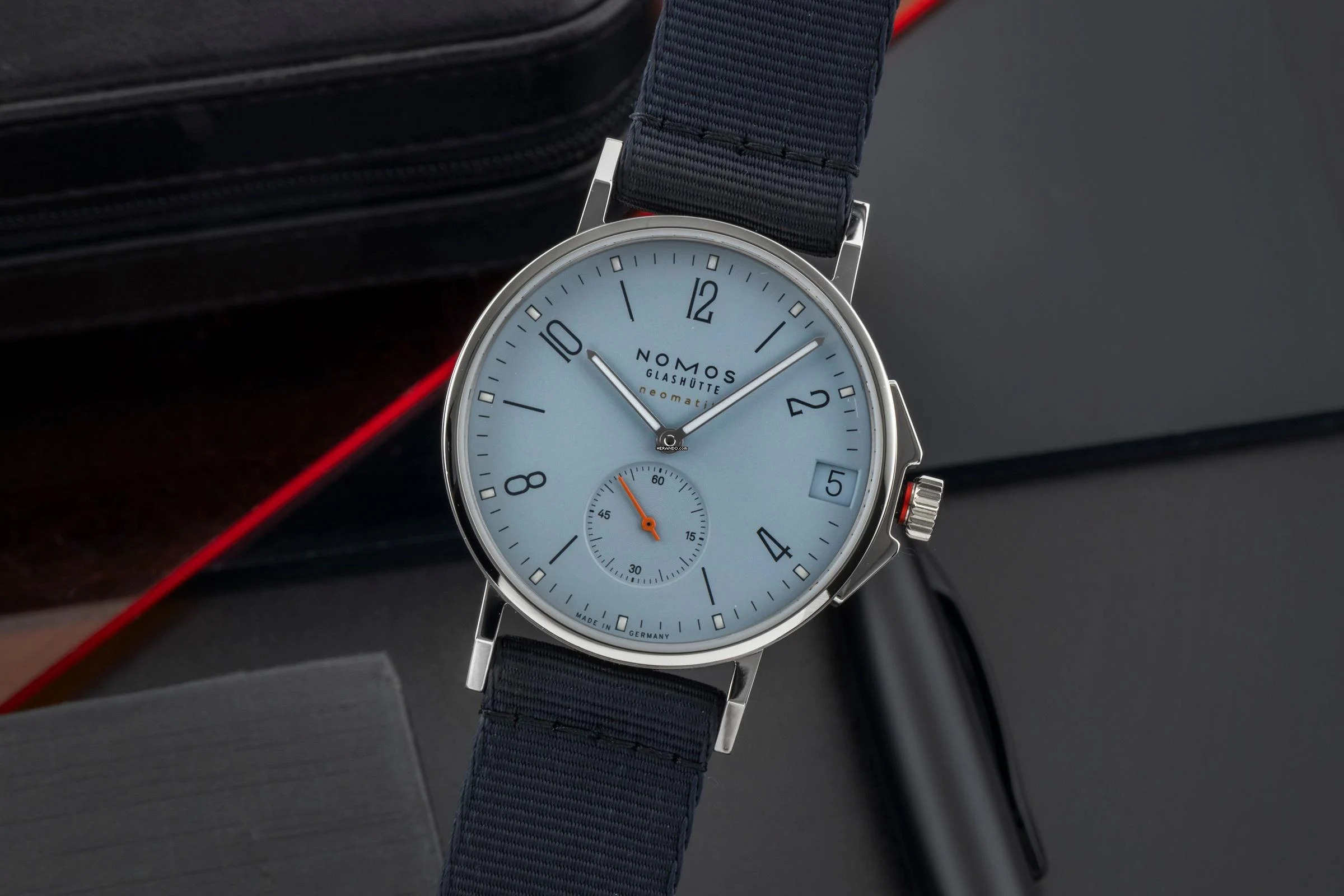 NOMOS Ahoi Neomatik 38 Datum Sky Stahl Automatik Ref. 526 B&P