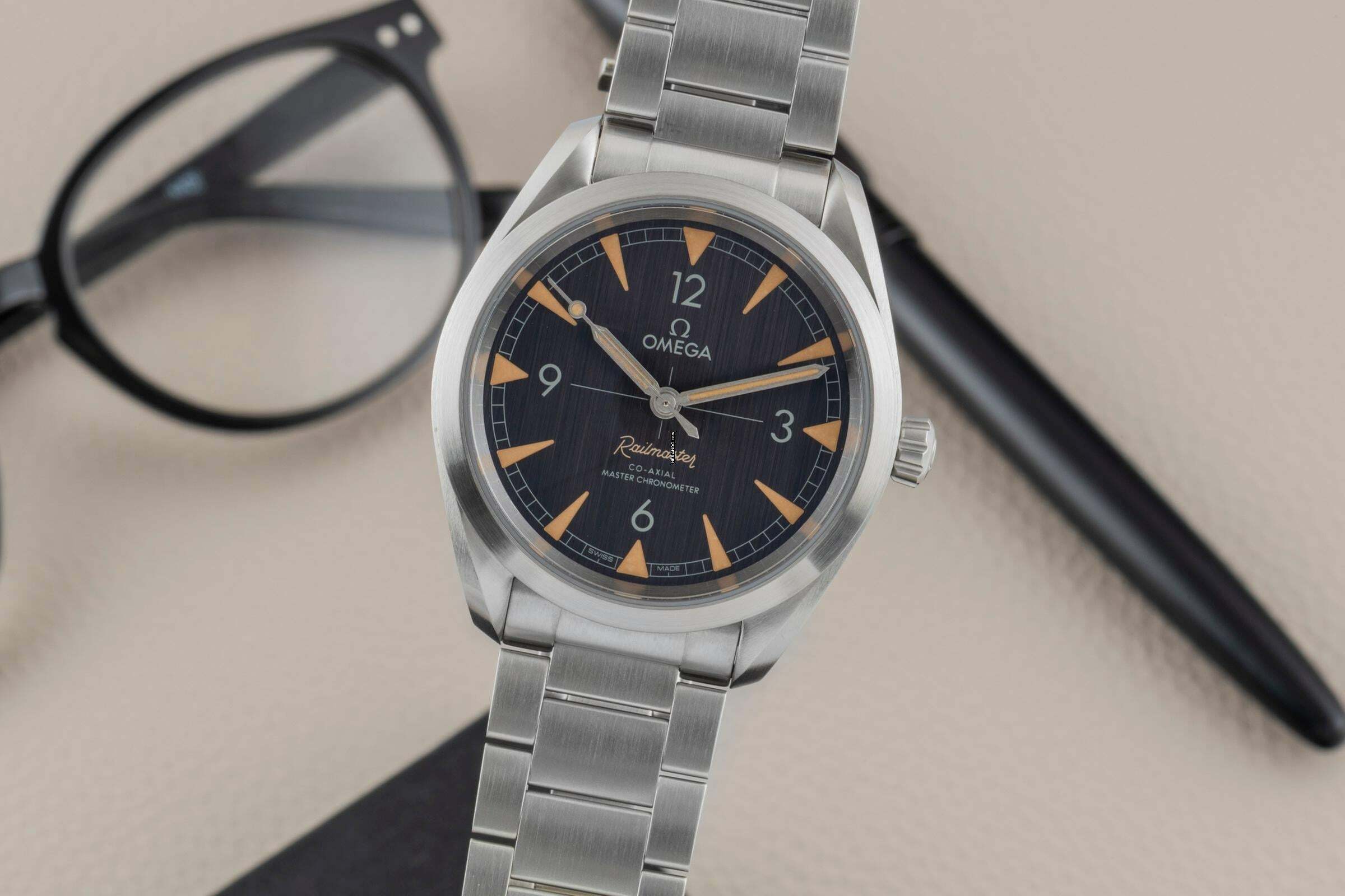 Omega Seamaster Railmaster Stahl Automatik Herrenuhr Ref. 220.10.40.20.01.001 Papiere 2023