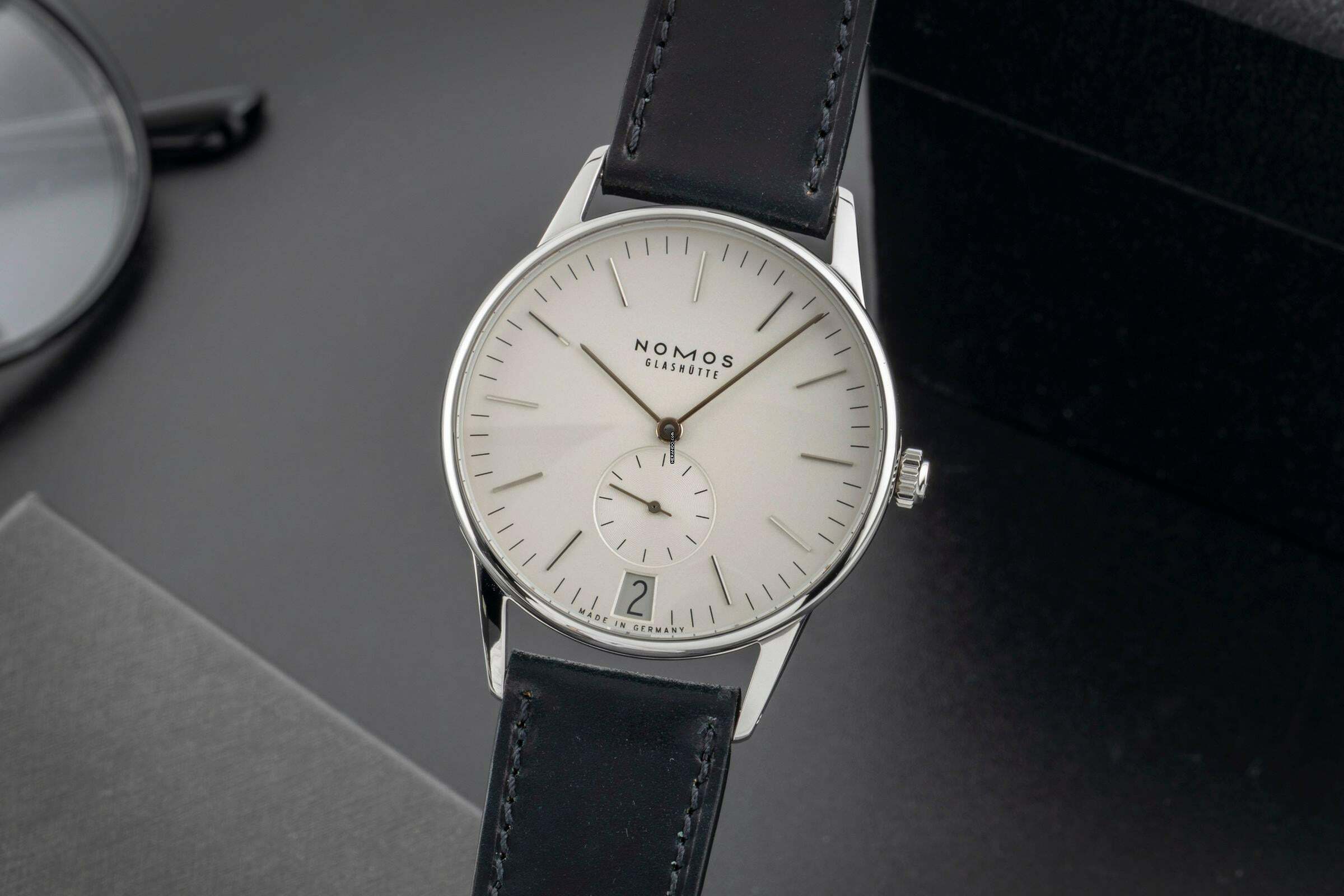 NOMOS Orion Datum Glashütte Orion 38 Datum Stahl Handaufzug Herrenuhr Ref. 381 Klassiker
