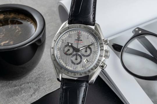  Omega Speedmaster Broad Arrow Date Automatik Herrenuhr Ref. 321.10.44.50.02.001 