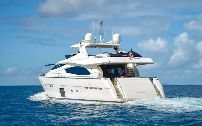 Ferretti Yachts 881