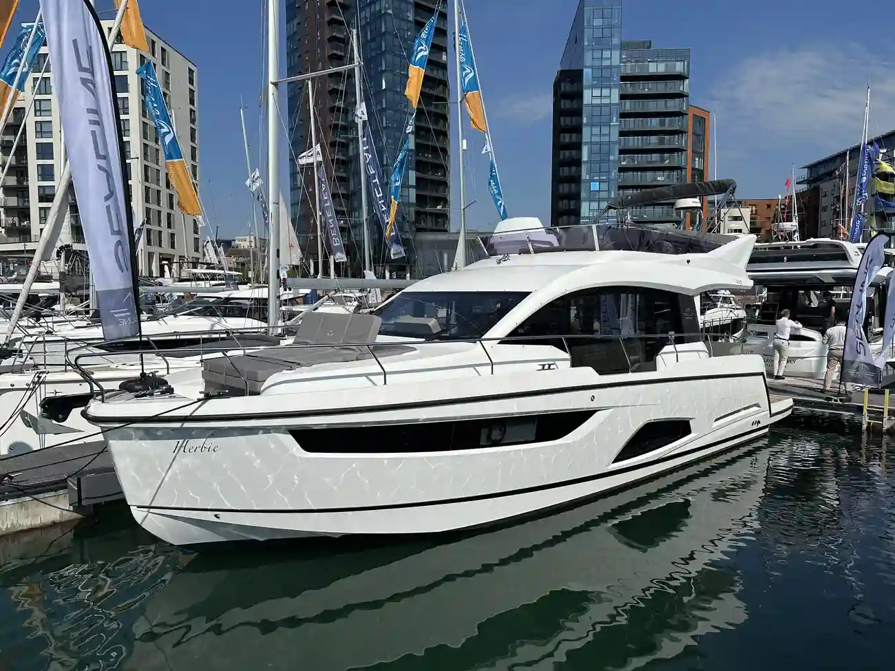 Sealine F430 3 cabin layout