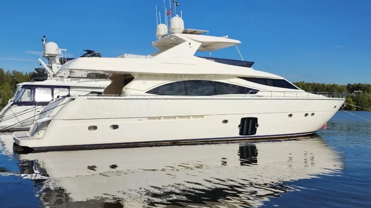Ferretti Yachts 830