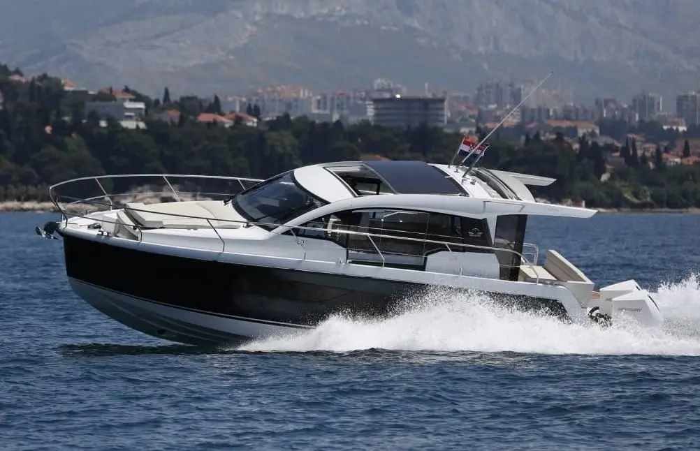 Sealine C335