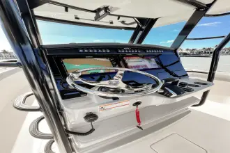 Thumbnail von Boston Whaler 330 Outrage