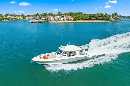 Boston Whaler 350 Realm