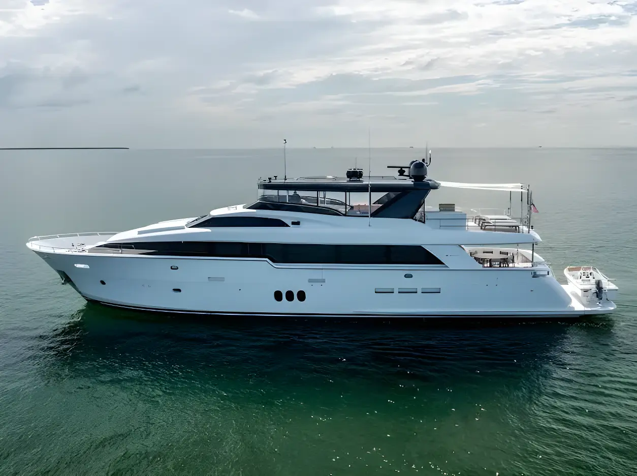 Hatteras 	100 Motor Yacht  Living the Experience