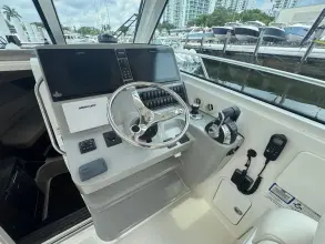 Thumbnail von Boston Whaler 345 Conquest