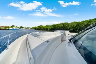 Thumbnail von Riviera 6800 Sport Yacht