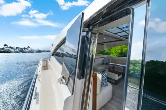 Thumbnail von Riviera 6800 Sport Yacht