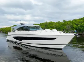 Thumbnail von Riviera 6800 Sport Yacht