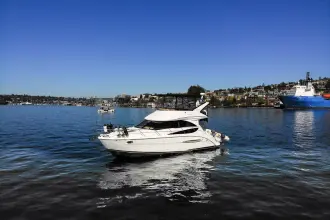 Thumbnail von Meridian 341 Sedan