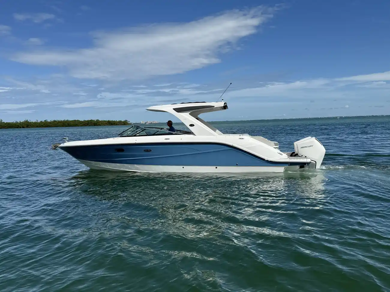 Sea Ray SLX 310 s motorem